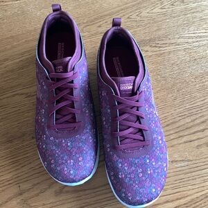 Never worn Sketchers Go Walk Shoes